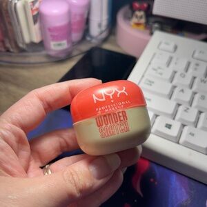 NYX Wonder Snatch Red and Cream Makeup